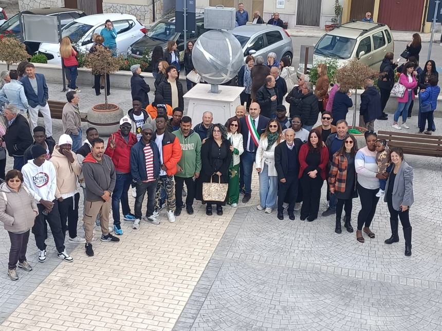 Di partenza e di ritorno, inaugurato a Tavenna il monumento "Al Migrante"