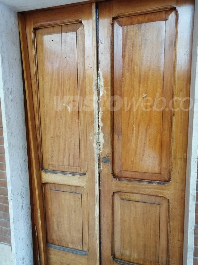 Altro raid a San Giovanni Bosco, ladri sfondano una porta ma restano a mani vuote