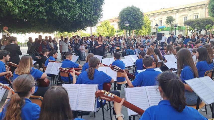 Il concerto in piazza degli studenti dell'Oddo-Bernacchia