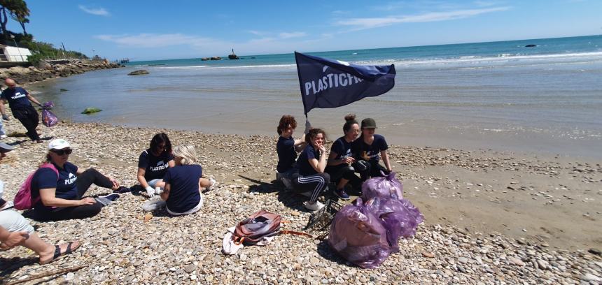 Bottiglione da 5 litri, sacchi colmi di cicche e rifiuti vari raccolti alla Bagnante da Plastic Free 