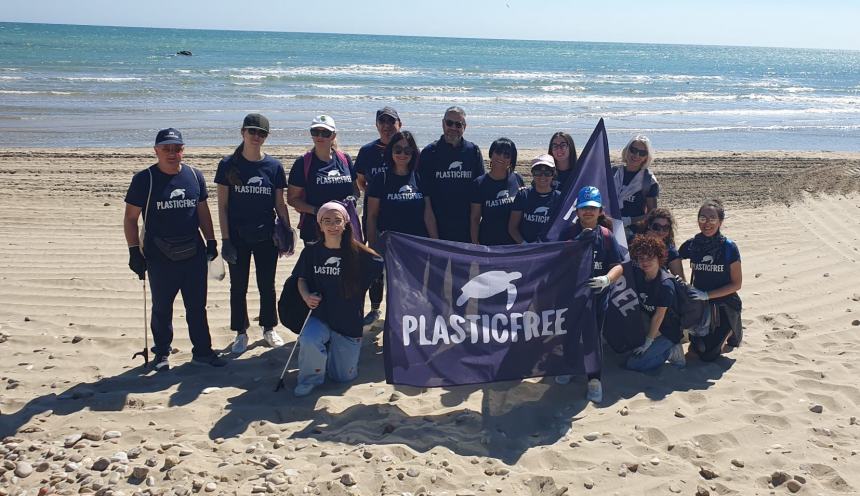 Bottiglione da 5 litri, sacchi colmi di cicche e rifiuti vari raccolti alla Bagnante da Plastic Free 