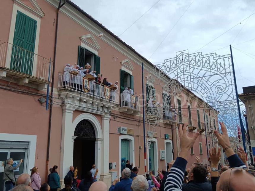 Pollutri in festa: si rinnova il tradizionale lancio dei taralli