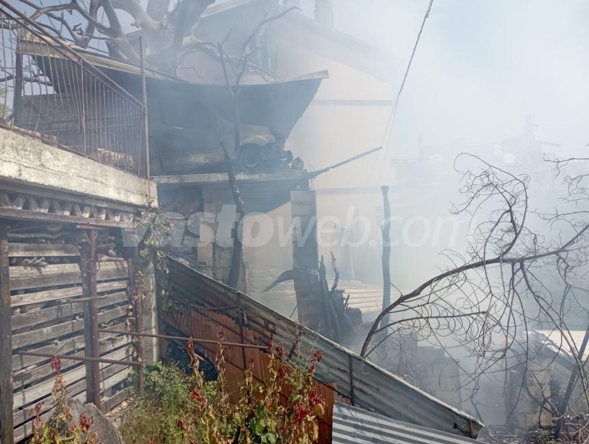 Rimessa con mezzi in fiamme a Torrebruna: "L'area è pericolante"