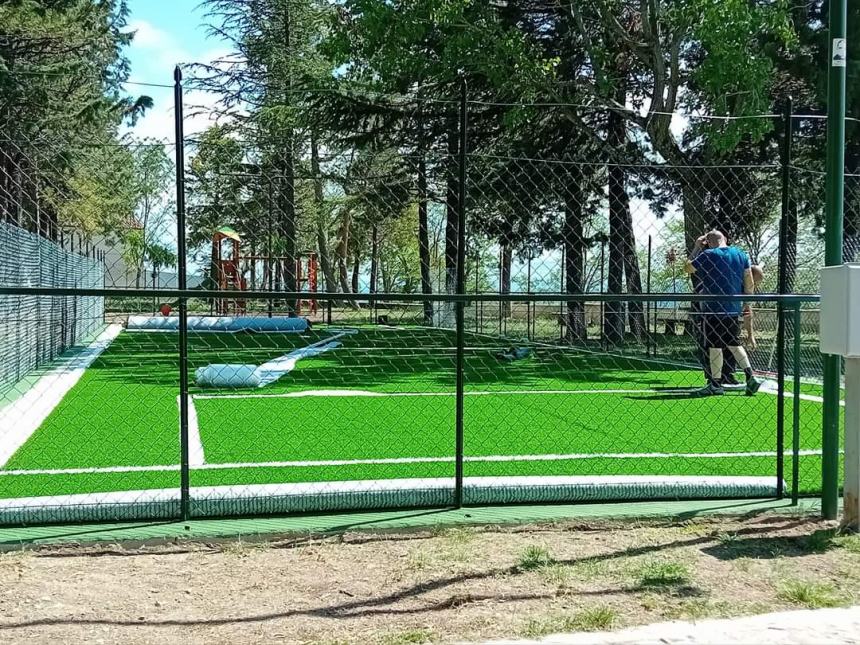 Quasi conclusi i lavori al campetto per bambini nella villa comunale di Palmoli