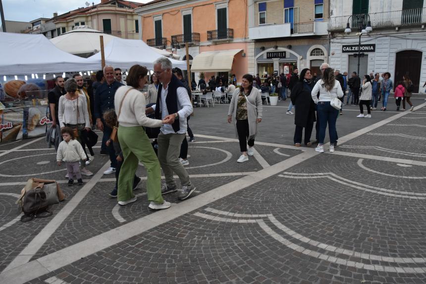 Lo "struscio" festivo: musica e divertimento nel Primo maggio termolese