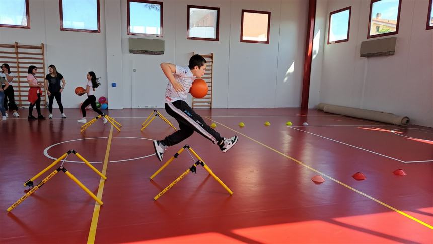 Benedizione della palestra della scuola di via Po: «Manuel con noi per sempre»