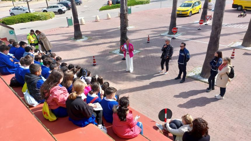 Guida all'educazione stradale con gli alunni di Montenero