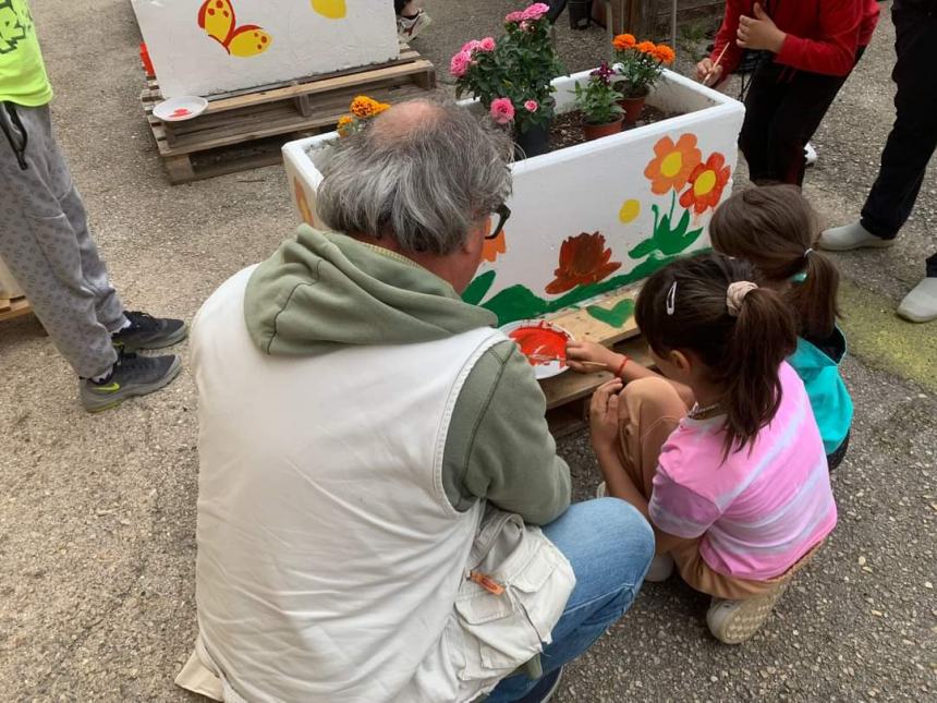 Nuovo look per Lentella tra raccolta rifiuti abbandonati e vasi ridipinti dai bambini 