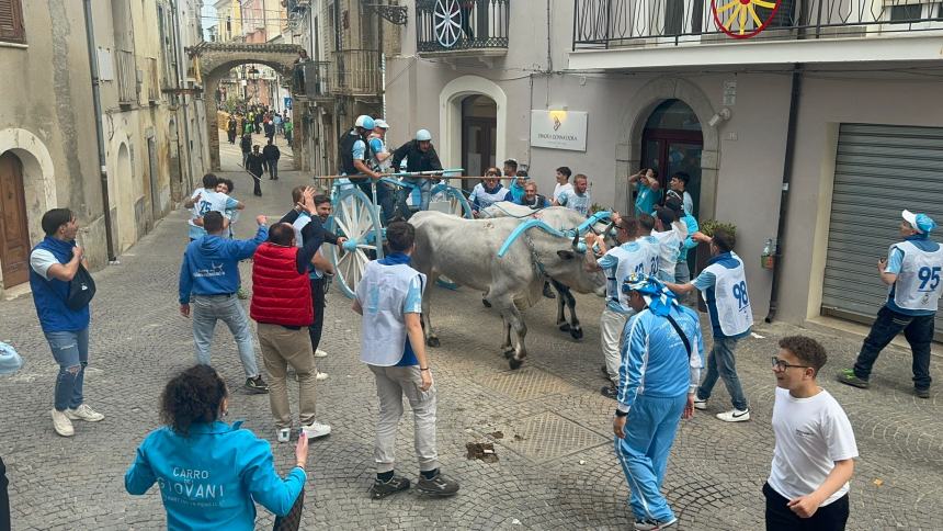 L'arrivo trionfale dei Giovani e la festa con la piazza colorata di biancoceleste