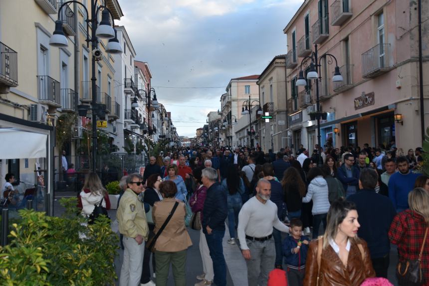 Lo "struscio" festivo: musica e divertimento nel Primo maggio termolese