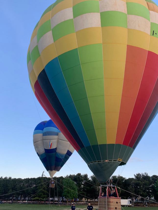 Ariosa punta alle stelle, spettacolo adrenalinico nei cieli di San Giovanni Rotondo 