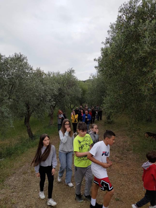 Nuovo look per Lentella tra raccolta rifiuti abbandonati e vasi ridipinti dai bambini 