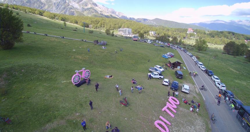 Giro d’Italia, tanti appassionati sul Gran Sasso: Pogacar  vince in volata 