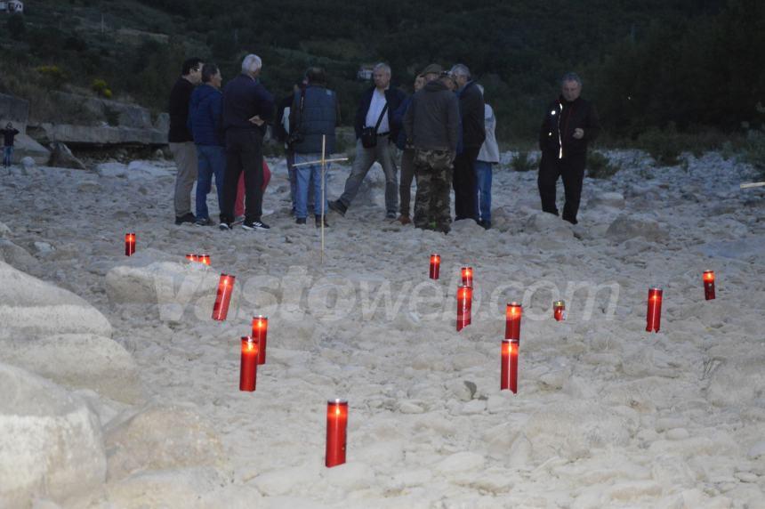 Tratto del fiume Trigno scompare, i cittadini celebrano il funerale