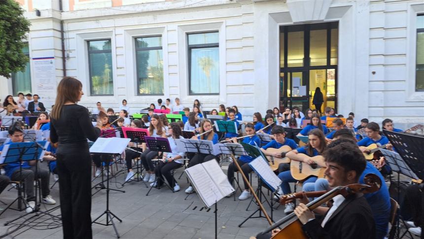 Il concerto in piazza degli studenti dell'Oddo-Bernacchia