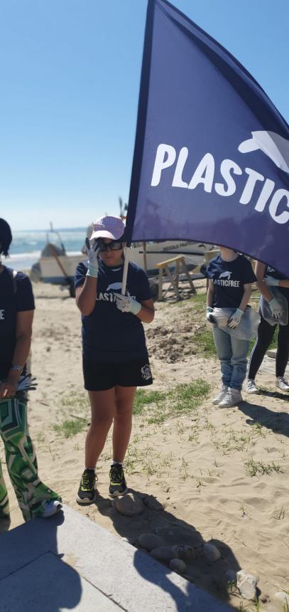 Bottiglione da 5 litri, sacchi colmi di cicche e rifiuti vari raccolti alla Bagnante da Plastic Free 