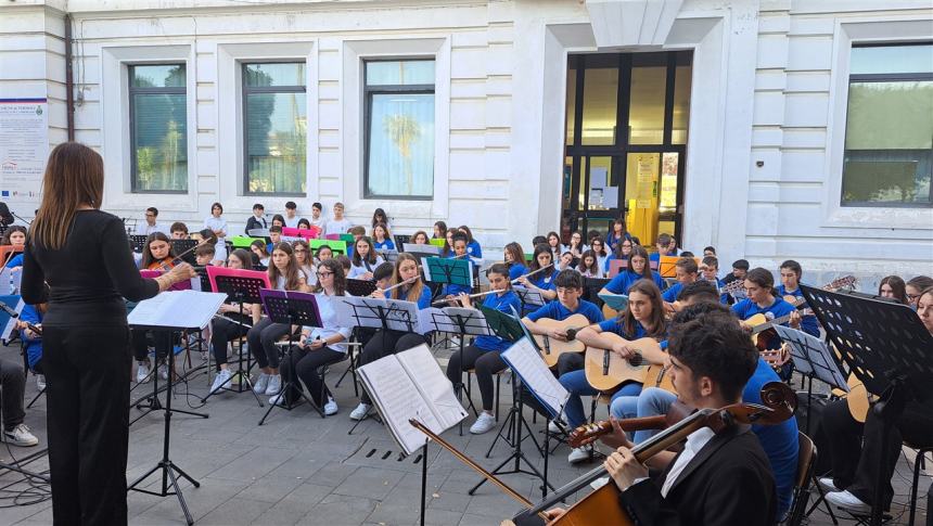 Il concerto in piazza degli studenti dell'Oddo-Bernacchia