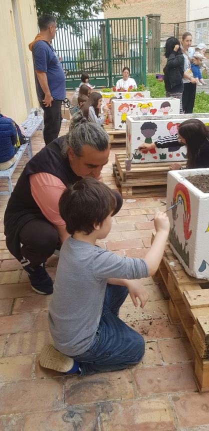 Nuovo look per Lentella tra raccolta rifiuti abbandonati e vasi ridipinti dai bambini 