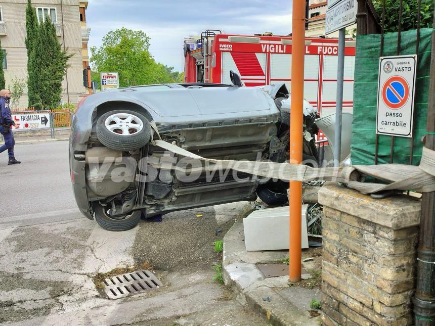 Auto finisce contro muretto a Vasto Marina, ferita una coppia