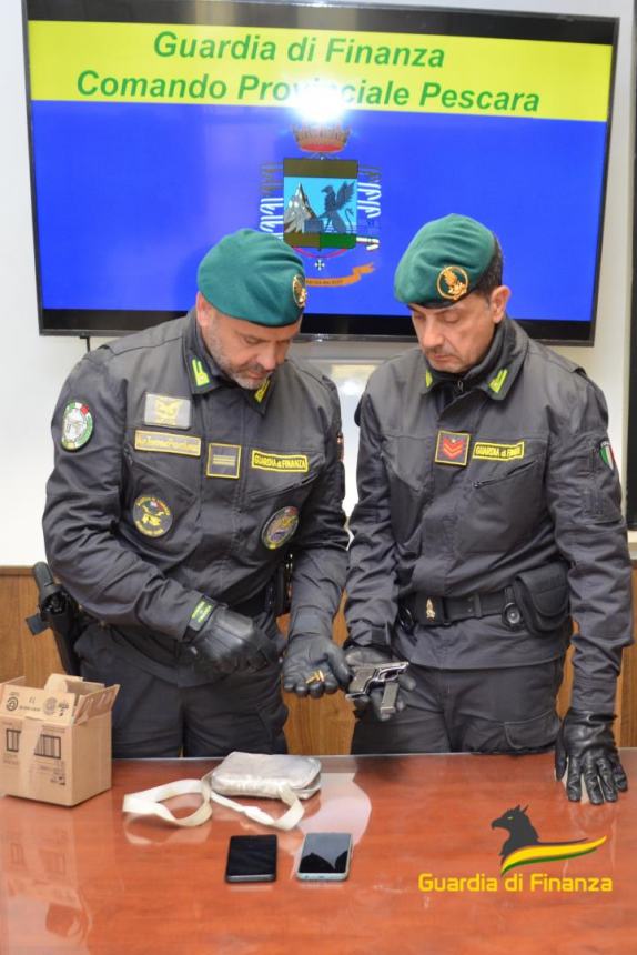 Nasconde hashish in tasca e una Beretta rubata nello scooterone: 20enne arrestato