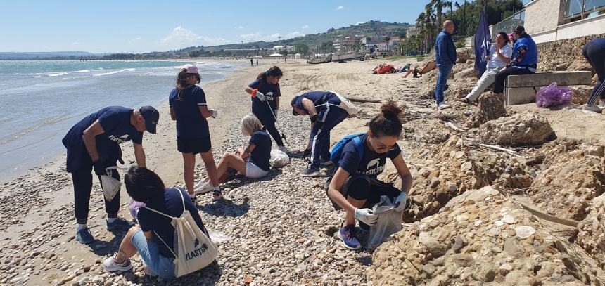 Bottiglione da 5 litri, sacchi colmi di cicche e rifiuti vari raccolti alla Bagnante da Plastic Free 