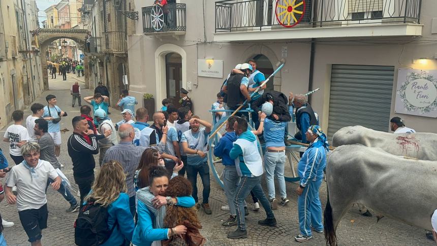 L'arrivo trionfale dei Giovani e la festa con la piazza colorata di biancoceleste