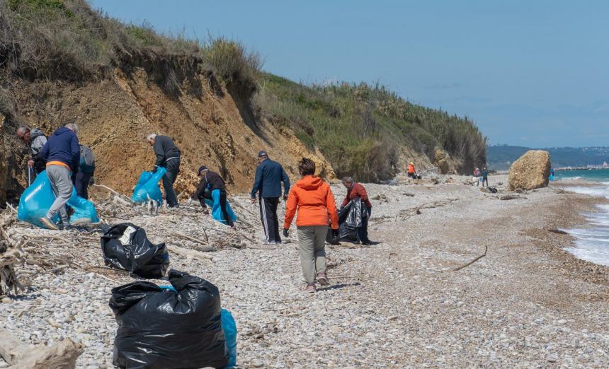 30 volontari del Cai ripuliscono 3 km di spiaggia a Punta Aderci