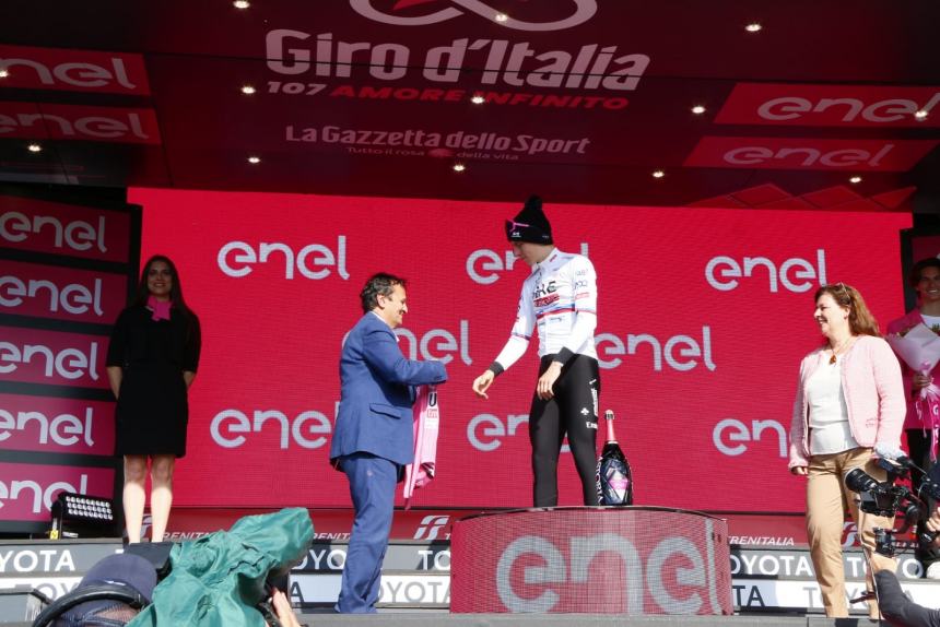 Giro d’Italia, tanti appassionati sul Gran Sasso: Pogacar  vince in volata 