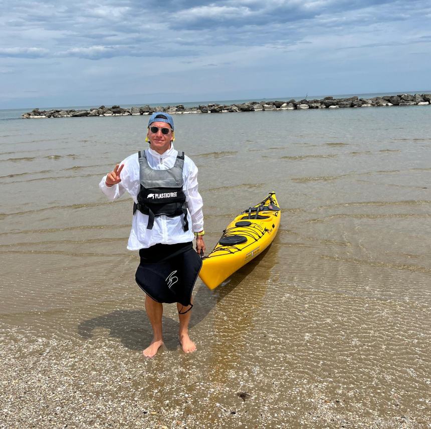 Fa tappa in Abruzzo la canoa di Leone Ortega per il Giro d'Italia Plastic Free