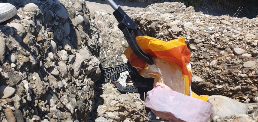 Bottiglione da 5 litri, sacchi colmi di cicche e rifiuti vari raccolti alla Bagnante da Plastic Free 