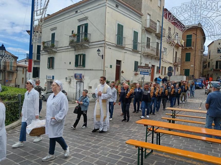 Pollutri in festa: si rinnova il tradizionale lancio dei taralli