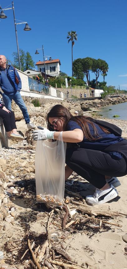 Bottiglione da 5 litri, sacchi colmi di cicche e rifiuti vari raccolti alla Bagnante da Plastic Free 