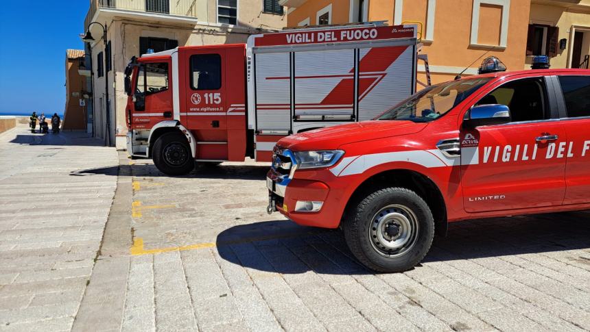 Vigili del fuoco nel borgo antico