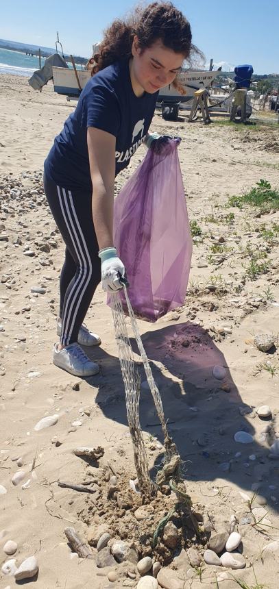 Bottiglione da 5 litri, sacchi colmi di cicche e rifiuti vari raccolti alla Bagnante da Plastic Free 