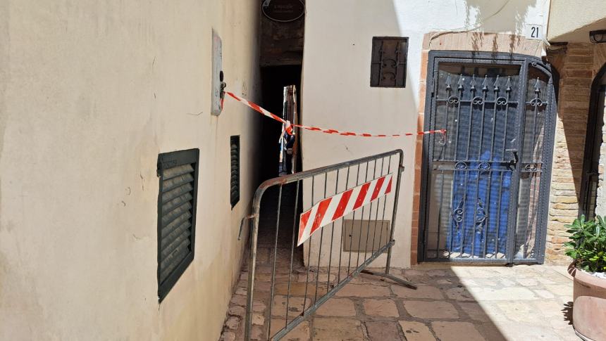 Vigili del fuoco nel borgo antico