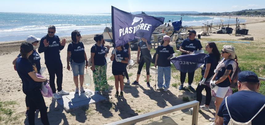 Bottiglione da 5 litri, sacchi colmi di cicche e rifiuti vari raccolti alla Bagnante da Plastic Free 