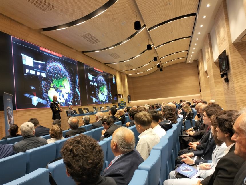 “Sicurezza degli assetti spaziali”, gli studenti del Mattioli e Mattei a Palazzo Aeronautica