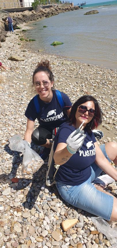 Bottiglione da 5 litri, sacchi colmi di cicche e rifiuti vari raccolti alla Bagnante da Plastic Free 