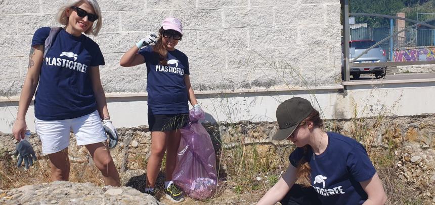 Bottiglione da 5 litri, sacchi colmi di cicche e rifiuti vari raccolti alla Bagnante da Plastic Free 