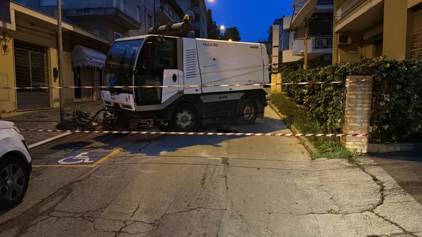 Si apre una voragine, spazzatrice sprofonda in via Madonna dell'Asilo