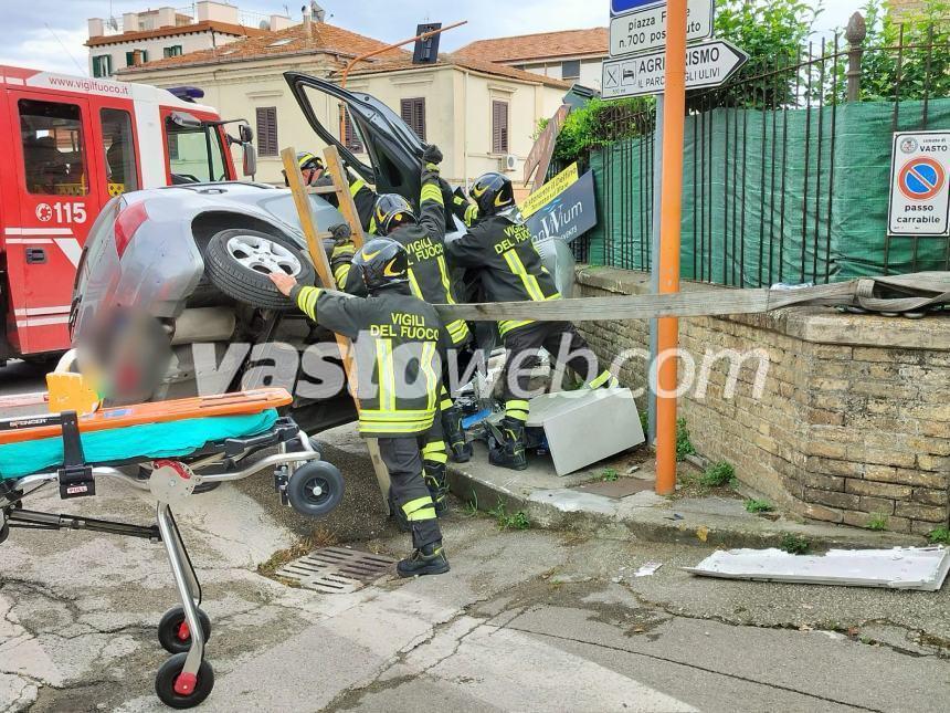 Auto finisce contro muretto a Vasto Marina, ferita una coppia