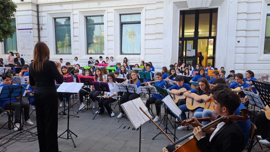 Il concerto in piazza degli studenti dell'Oddo-Bernacchia