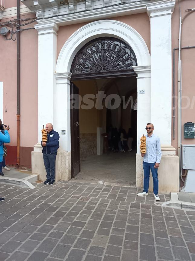 Pollutri in festa: si rinnova il tradizionale lancio dei taralli