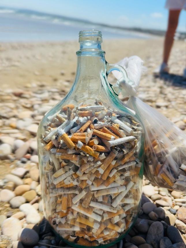 Bottiglione da 5 litri, sacchi colmi di cicche e rifiuti vari raccolti alla Bagnante da Plastic Free 