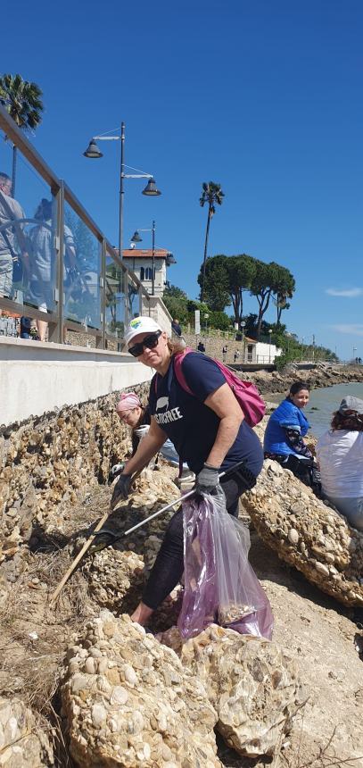 Bottiglione da 5 litri, sacchi colmi di cicche e rifiuti vari raccolti alla Bagnante da Plastic Free 