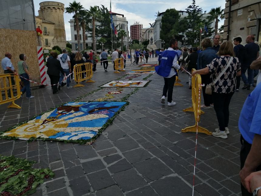 A Vasto il corteo del Corpus Domini lungo il colorato tappeto di fiori: “Preghiamo per la pace”