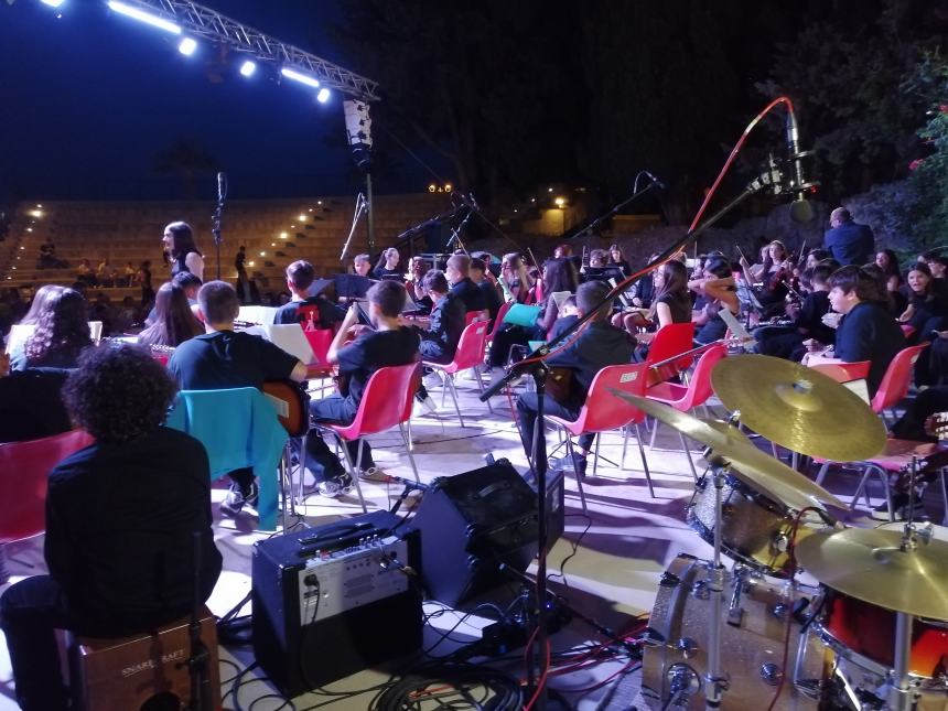 Musica, riflessioni e doni al concerto dell'Orchestra Rossetti: "Complimenti per la vittoria" 