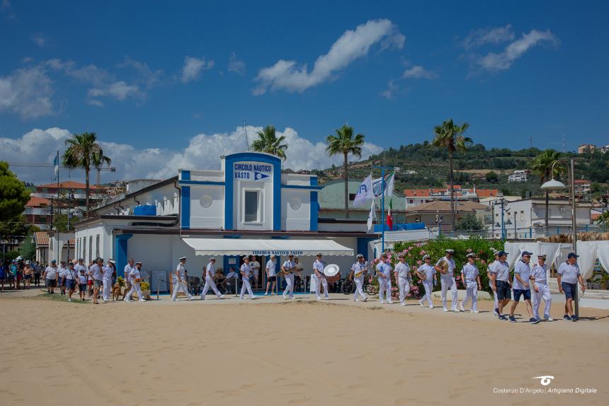 La  Fanfara  dell’Accademia Navale di Livorno incanta i bagnati sul lungomare