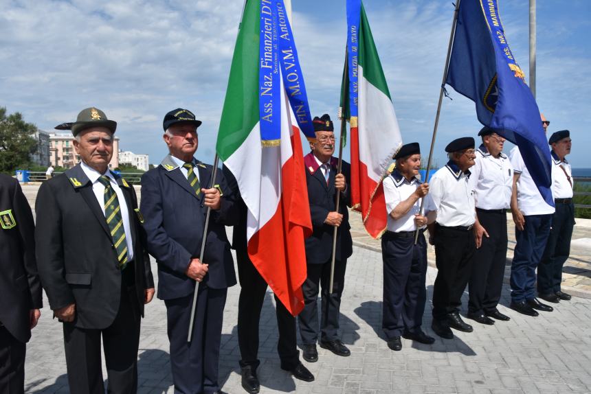 Cerimonia dell’alzabandiera a Piazza Sant’Antonio