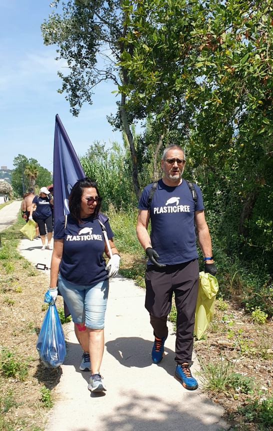 30 bottiglie di vetro e 10 sacchi di rifiuti: è tornata la raccolta Plastic Free a Vasto Marina 